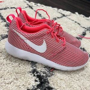 Girls Nike Roshe Runs. Brand New. Size 7
